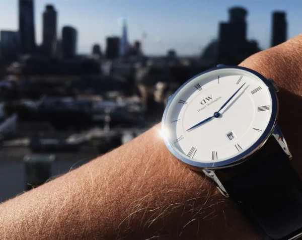 Kiểm tra kỹ lưỡng các chi tiết khi cân nhắc có nên mua đồng hồ Daniel Wellington xách tay
