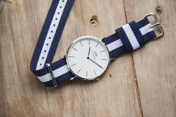 Có nên mua đồng hồ Daniel Wellington xách tay để trải nghiệm phong cách thanh lịch?