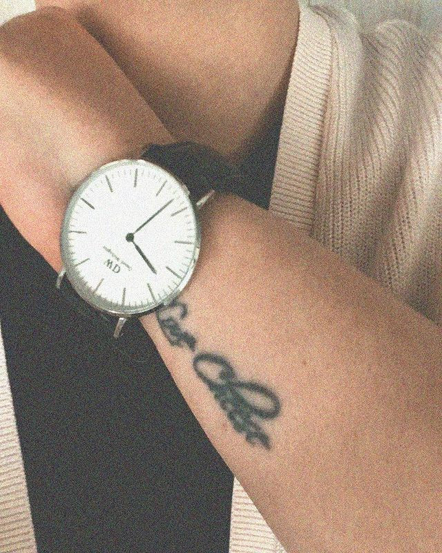 Người mẫu đeo đồng hồ DW Classic Sheffield trên tay