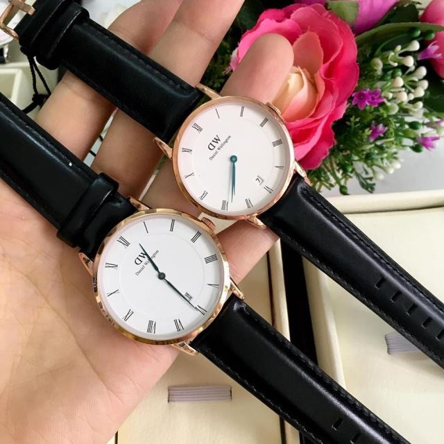 Đồng hồ DW nữ cao cấp dây da đen viền bạc tinh tế cho phái đẹp.