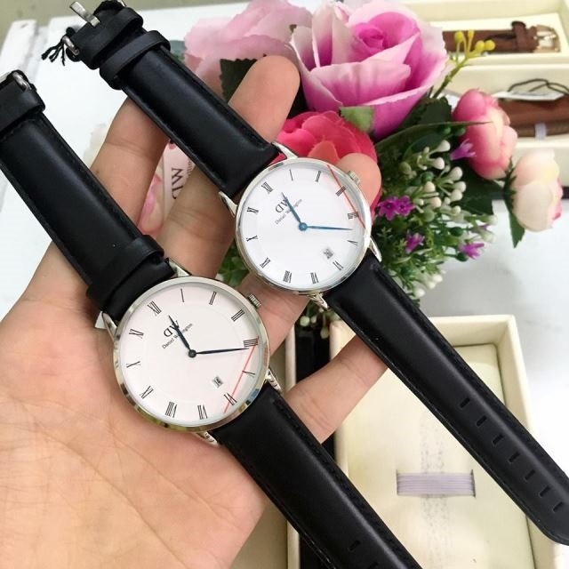 Mặt sau của đồng hồ DW cao cấp với logo Daniel Wellington khắc tỉ mỉ.