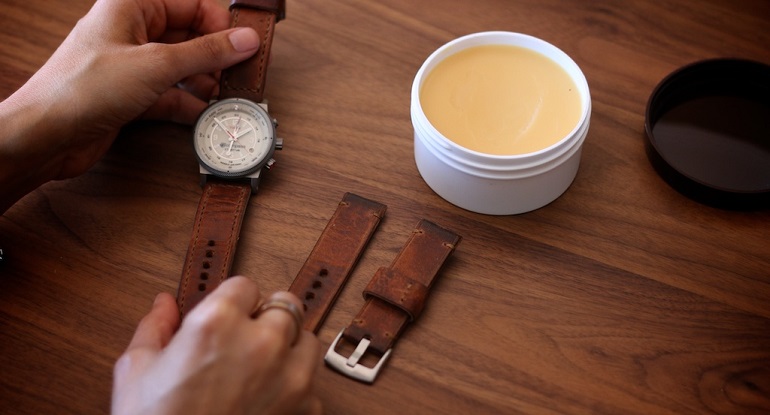 Vệ Sinh Dây Da Đồng Hồ Daniel Wellington (DW): Hướng Dẫn Chi Tiết Từ A Đến Z