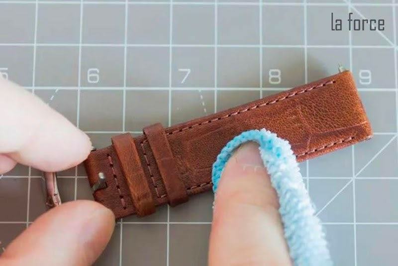Vệ Sinh Dây Da Đồng Hồ Daniel Wellington (DW): Hướng Dẫn Chi Tiết Từ A Đến Z