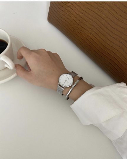 Cận cảnh mặt số đồng hồ Daniel Wellington trắng tinh tế và logo DW