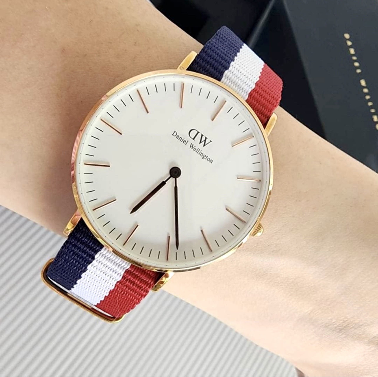 Đồng Hồ Daniel Wellington Dây Vải Đen: Vẻ Đẹp Tối Giản, Phong Cách Vượt Thời Gian