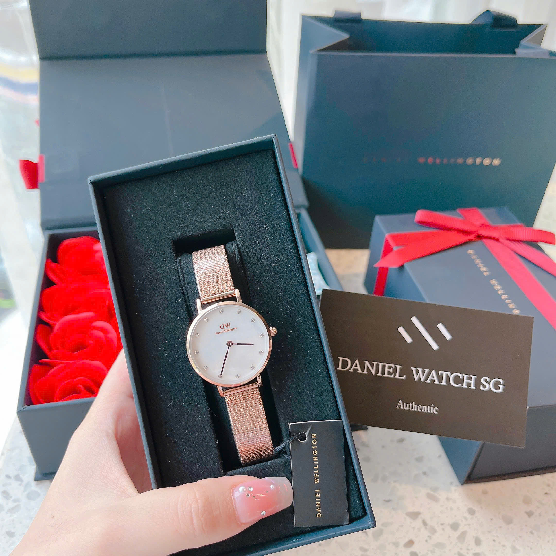 Đồng hồ Daniel Wellington Sale: Bí quyết săn hàng hiệu giá hời và những điều cần biết