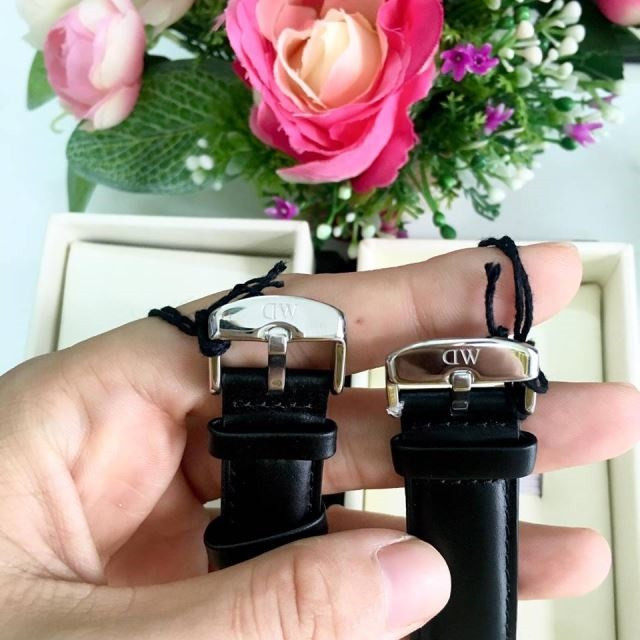 Đồng hồ đôi DW cao cấp thể hiện phong cách đồng điệu và đẳng cấp.