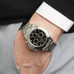 Hình ảnh đồng hồ Rolex Daytona 116520 với thiết kế thép không gỉ, thể hiện vẻ đẹp nam tính và cổ điển.