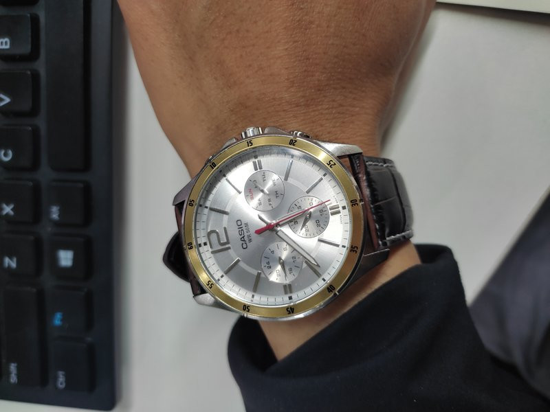 Đồng hồ Casio MTP-1374L-7AVDF với mặt số rõ ràng và lịch thứ ngày