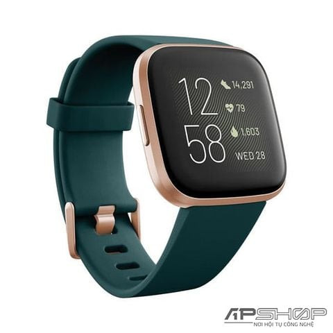 Fitbit Versa 2 trên cổ tay, thể hiện tính năng theo dõi sức khỏe và luyện tập