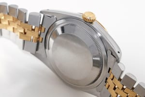 Mặt lưng kim loại nguyên khối của đồng hồ Rolex Oyster Perpetual Datejust thật, không có chạm khắc, khác biệt đồng hồ giả