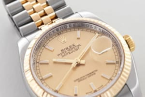Số series và chữ Rolex khắc tinh xảo trên vành bezel bên trong của đồng hồ Rolex Datejust thật, dấu hiệu nhận biết đồng hồ giả