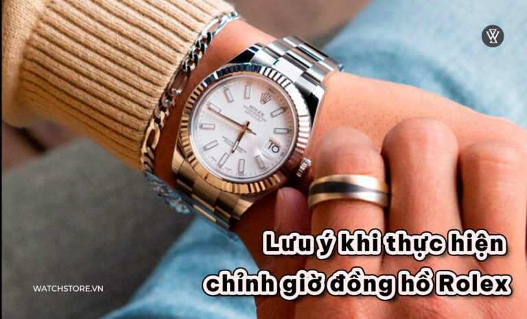 Người dùng thao tác chỉnh giờ trên đồng hồ đeo tay cao cấp