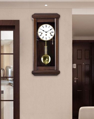 Đồng hồ treo tường quả lắc cơ với tiếng tích tắc đặc trưng, biểu tượng của thời gian truyền thống