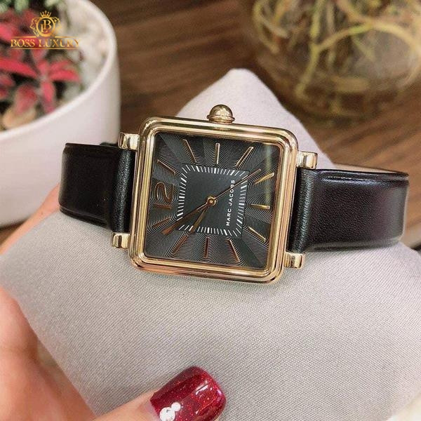 Đồng hồ Marc Jacobs MJ1522 mặt vuông dây da đen, phong cách mạnh mẽ cho nữ
