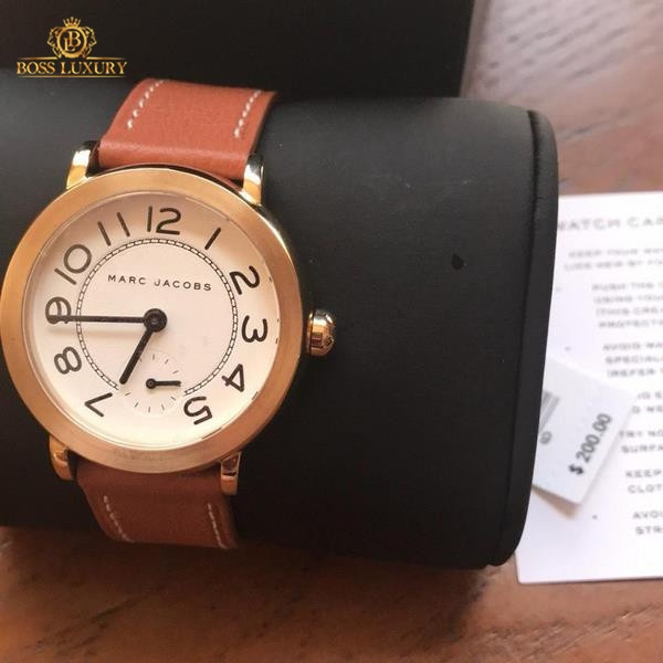 Đồng hồ Marc Jacobs MJ1574 dây da nâu cổ điển, thiết kế tối giản
