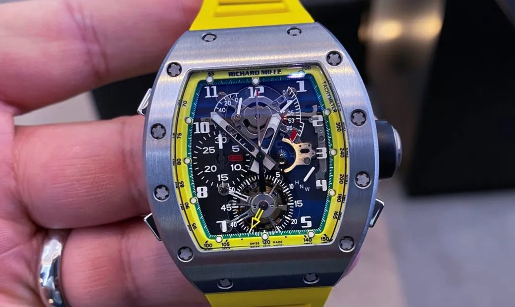 Đồng hồ Richard Mille RM 008 Tourbillon với bộ vỏ carbon và các chi tiết vàng neon cùng bộ máy tourbillon lộ cơ