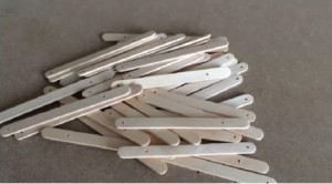 Đục lỗ trên que đè lưỡi để làm đồng hồ handmade