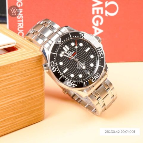 Đồng hồ Omega Seamaster chính hãng với mặt số xanh biếc và dây kim loại sang trọng