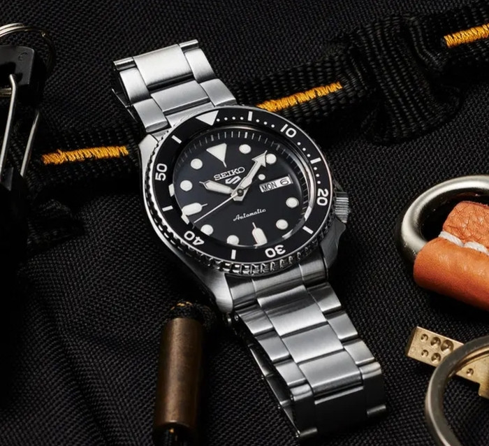Đồng hồ nam Seiko 5 Sports SRPD55K1S mặt số đen mạnh mẽ