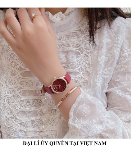 Dây da màu đỏ của đồng hồ nữ được thiết kế mềm mại và bền bỉ