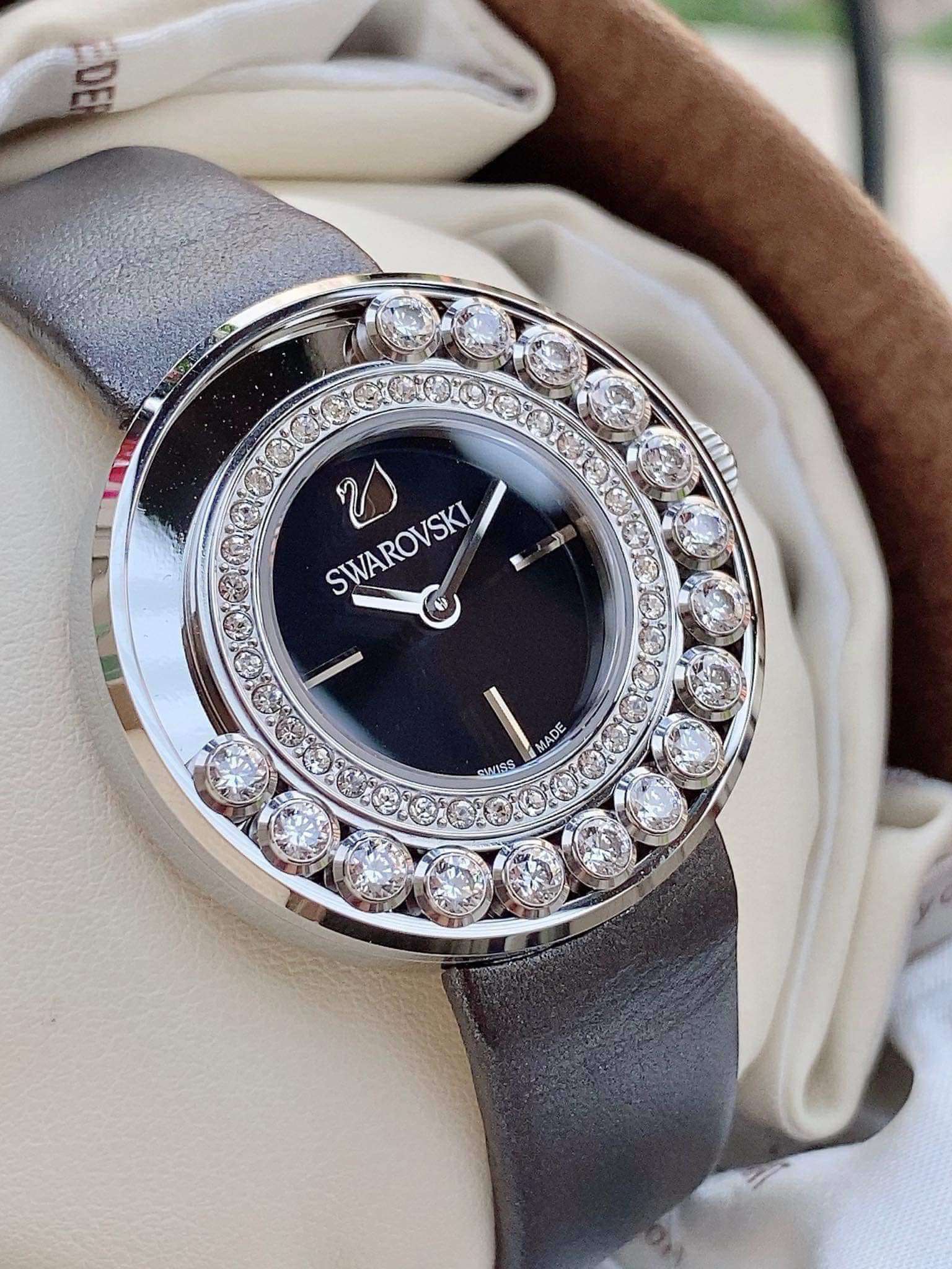 Đồng Hồ Swarovski Nữ Đính Đá: Biểu Tượng Của Sự Sang Trọng Và Tinh Tế