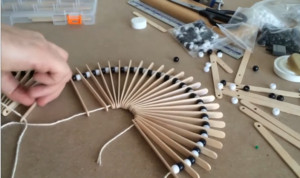 Tạo khung tròn cho đồng hồ treo tường handmade bằng cách cố định dây thừng