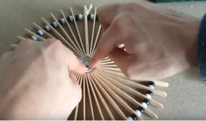 Cố định nắp chai vào giữa khung đồng hồ treo tường handmade bằng keo