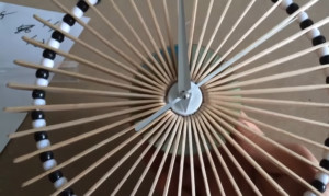 Gắn kim giờ và kim phút hoàn thiện chiếc đồng hồ treo tường handmade