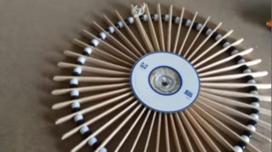 Gắn đĩa CD vào mặt sau đồng hồ treo tường tự làm để tăng độ chắc chắn