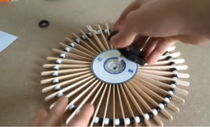 Lắp bộ linh kiện vào đồng hồ treo tường handmade qua lỗ nắp chai