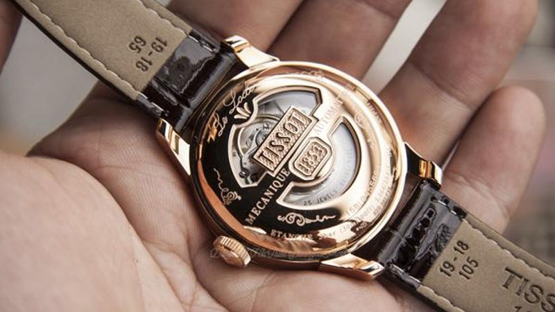 Các thông tin cơ bản được khắc rõ ràng dưới mặt đáy đồng hồ Tissot