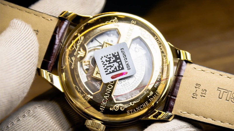 Số serial đồng hồ Tissot được khắc tỉ mỉ ở mặt dưới