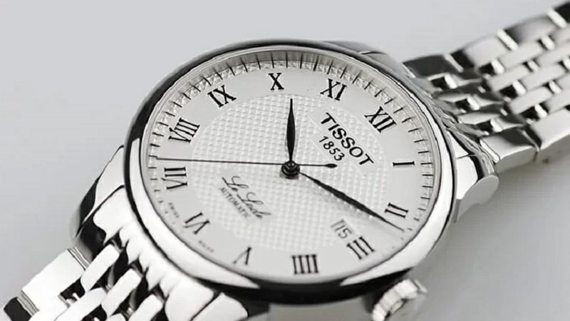 Lớp kính đồng hồ Tissot rất cứng cáp, trong suốt