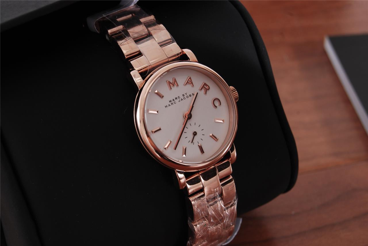 Đồng hồ Marc by Marc Jacobs Baker Rose Gold 36mm với vỏ vàng hồng và dây đeo màu đen, tượng trưng cho phong cách thanh lịch và sang trọng của đồng hồ Marc Jacobs