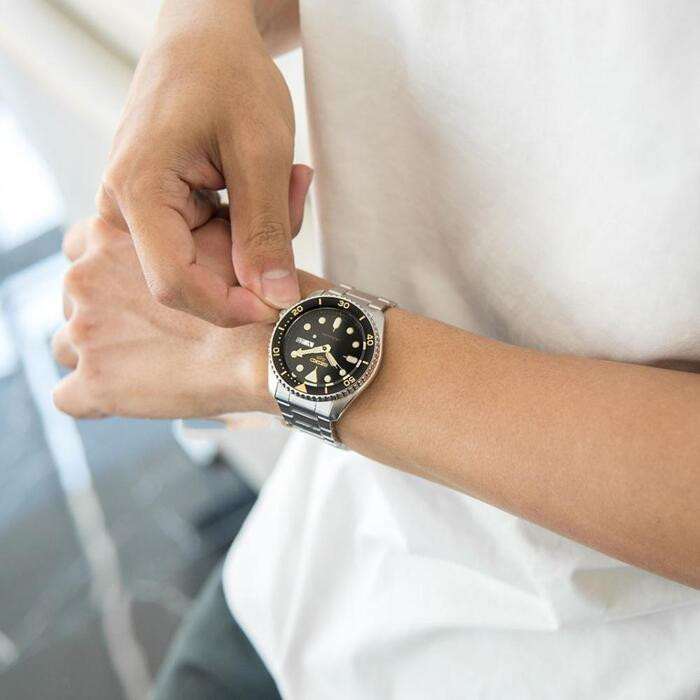Đồng hồ nam Seiko 5 SRPD57K1S với vành bezel vàng nổi bật