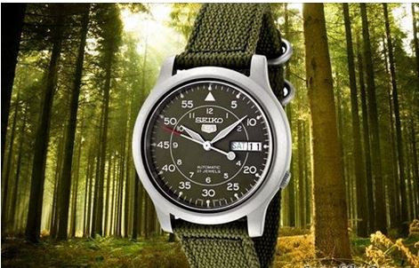 Đồng hồ Seiko Water Resistant 5 Bar với mặt số chi tiết và khả năng chống nước đáng tin cậy