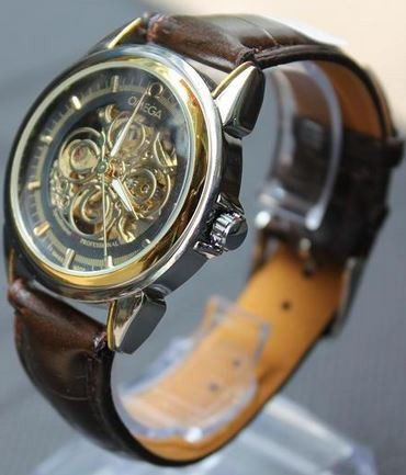 Đồng hồ Omega chạy bằng cơ với thiết kế tinh xảo và bộ máy truyền thống