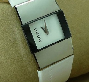 Đồng hồ Rado Ceramic đen, biểu tượng của sự sang trọng và vật liệu siêu bền, tương thích với lựa chọn dây cao su.