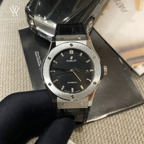 Đồng hồ Hublot Classic Fusion titan 42mm trên cổ tay, thể hiện giá trị và phong cách.