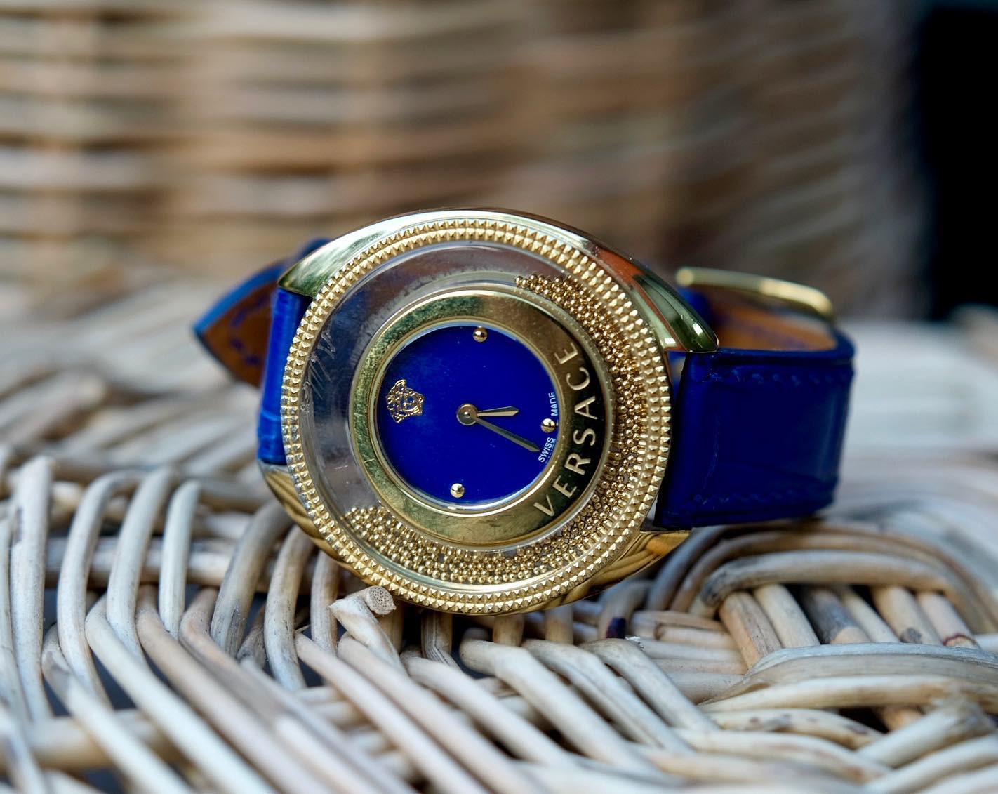 Đồng hồ Versace nam với dây da cá sấu màu nâu trầm, tôn lên vẻ lịch lãm, cần thay dây da đồng hồ Versace định kỳ để duy trì vẻ đẹp.