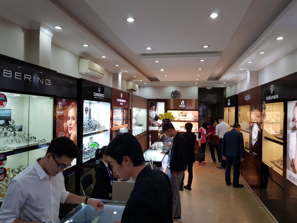 Các mẫu đồng hồ tại cửa hàng
