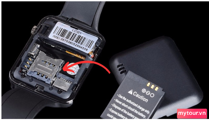 Người dùng đang lắp sim vật lý vào khe sim trên đồng hồ thông minh Garmin