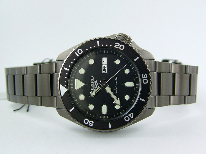 Đồng hồ nam Seiko 5 SRPD65K1S với bộ vỏ đen cá tính