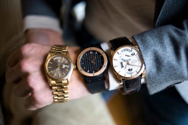 Sự khác biệt giữa Clock và Watch trong tiếng Anh. Đồng hồ quả quýt cổ điển.