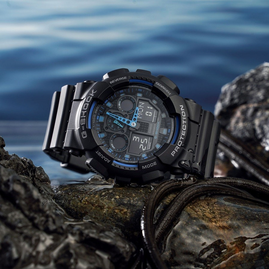 Cận cảnh màn hình hiển thị của đồng hồ kim và điện tử G-Shock GA-100-1A2NDR, nổi bật các tính năng số.