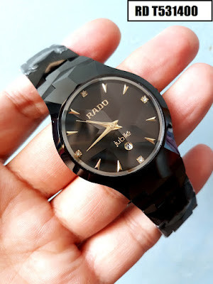 Chiếc đồng hồ Rado nam màu đen T531400 với bộ vỏ và dây ceramic đồng điệu