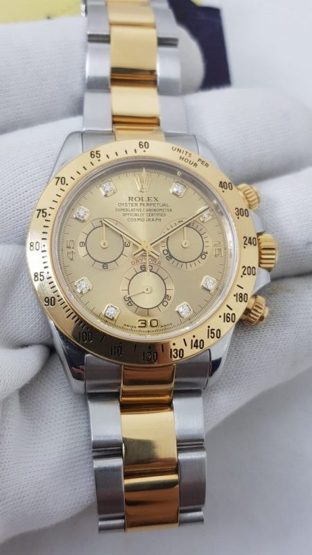 Chiếc đồng hồ Rolex Daytona 116523 với vòng đeo tay Rolesor (vàng và thép), kết hợp sự sang trọng và mức giá phải chăng.