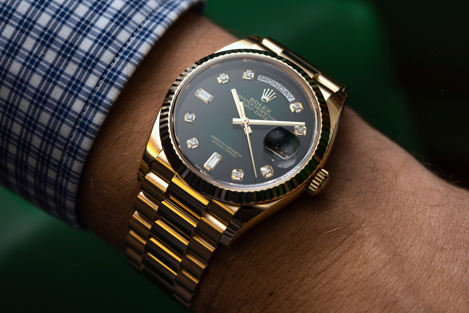 So sánh Rolex Day-Date 36 mặt số xanh ombre đính kim cương