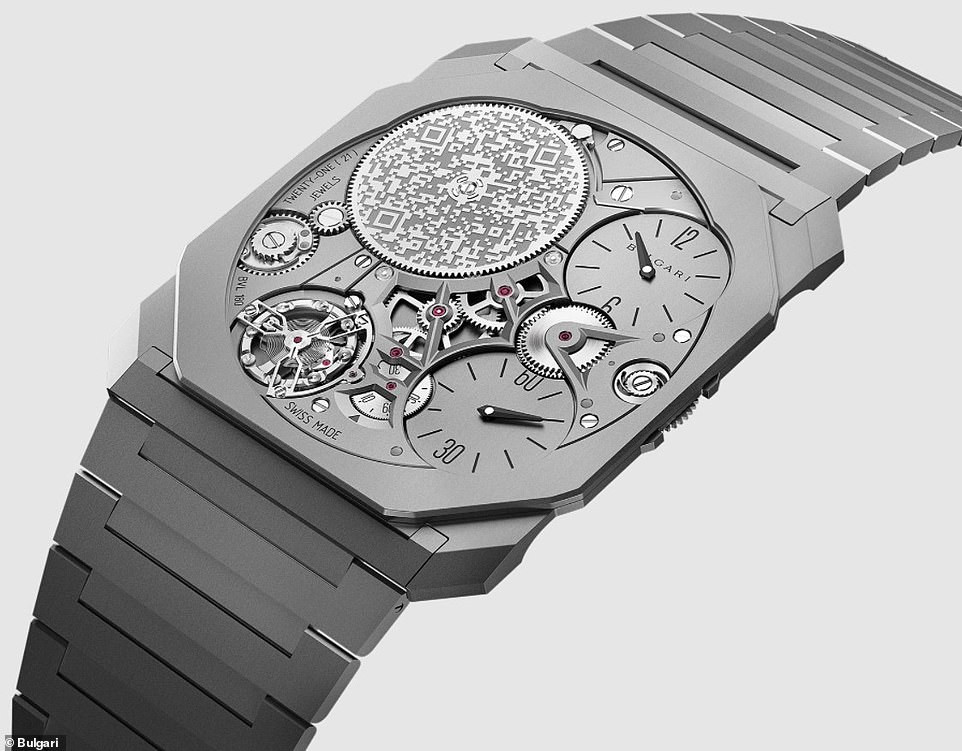 Cận cảnh mặt số hình bát giác của đồng hồ cơ mỏng nhất thế giới Octo Finissimo Ultra, hiển thị cấu trúc tinh xảo